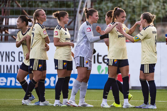 Djurgårdens målvakt Anna Aurora Koivunen jublar med