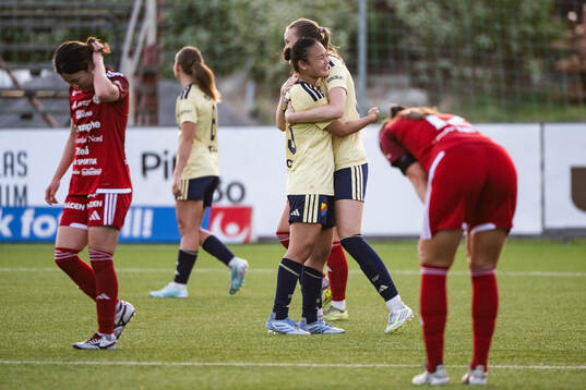Djurgårdens Urara Watanabe och Fabienne Bartholdson jublar