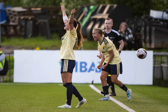 Djurgårdens Elin Westlund och Nanne Ruuskanen jublar
