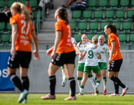 Hammarbys Mari Nyhagen jublar med lagkamrater