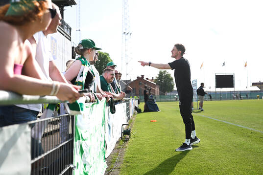 Hammarbys tränare William Strömberg tacker publiken för