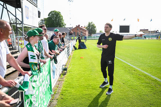 Hammarbys tränare William Strömberg tacker publiken för