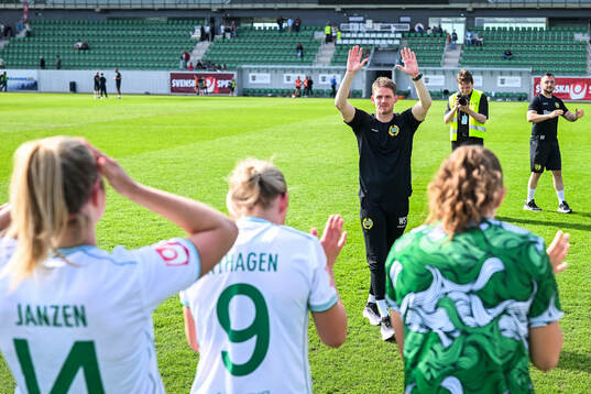 Hammarbys tränare William Strömberg jublar