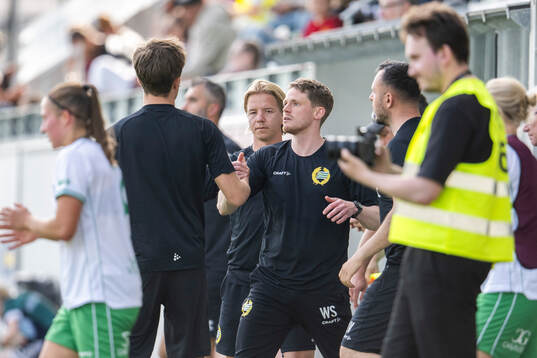 Hammarbys tränare William Strömberg jublar