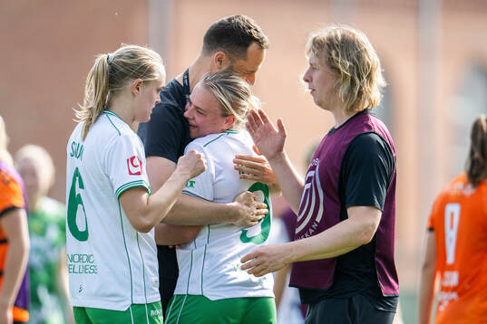 Hammarbys Mari Nyhagen får en kram