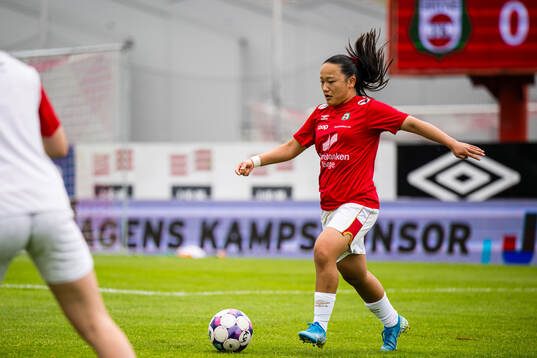 Maria Min Xiu Sørenes of Bryne warms up