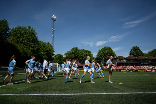 Malmö FFs spelare värmer upp