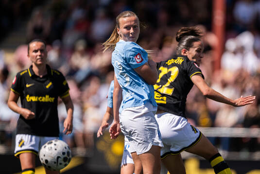 Malmö FFs Sara Kanutte och AIKs Anna Oskarsson