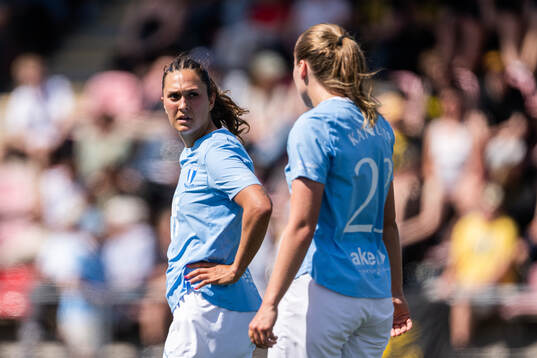 Malmö FFs Isabella D'Aquila och Sara Kanutte deppar