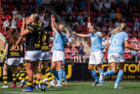 Malmö FFs Ellen Löfqvist och Sara Kanutte jublar