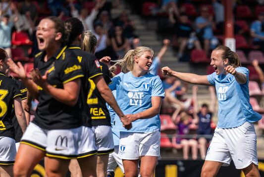 AIKs Ellie Junetoft deppar medan Malmö FFs Ellen Löfqvist