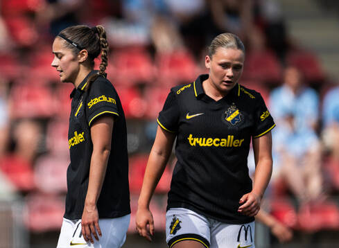 AIKs Daniella Famili och Ellie Junetoft deppar