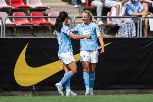Malmö FFs Vesna Milivojevic och Nellie Lilja jublar