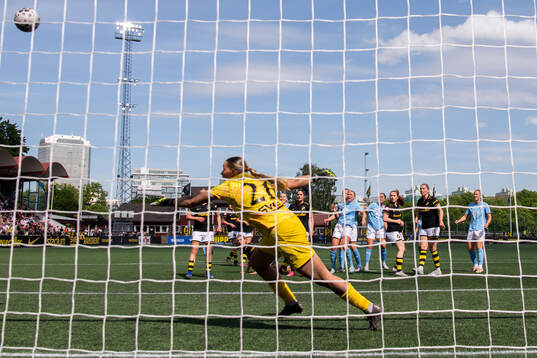Malmö FFs Isabella D'Aquila gör 1-1 bakom AIKs målvakt