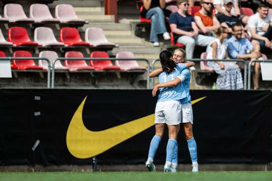 Malmö FFs Vesna Milivojevic jublar med Nellie Lilja
