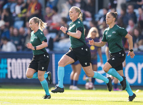 Assistant referee Monica Løkkeberg, referee Tess Olofsson