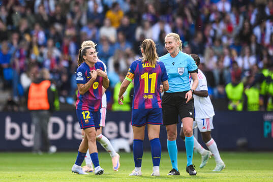 Patri Guijarro and Alexia Putellas of Barcelona and Referee