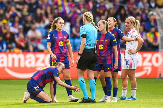 Caroline Graham Hansen of Barcelona in pain