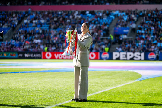 Maren Mjelde, UEFA ambassador, with the trophy