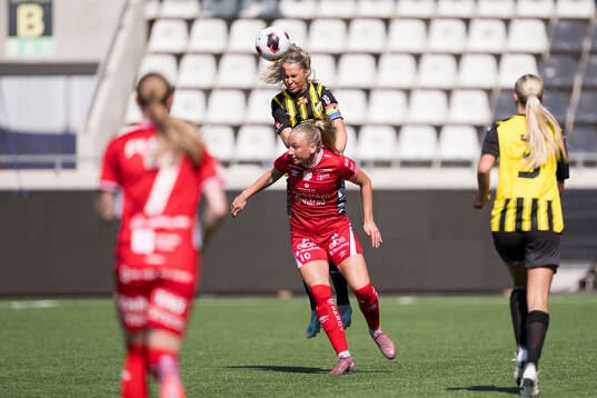 Häckens Filippa Mellingsäter och Elfsborgs Stina Jensen