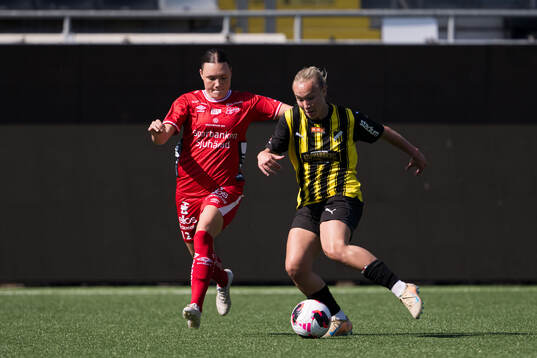 Elfsborgs Hedvig Petersson och Häckens Eyrun Hjartardottir