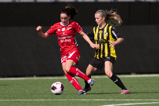 Elfsborgs Izabella Bergström och Häckens Nathalie Staaf