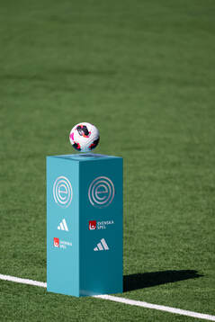 Matchboll på piedestal