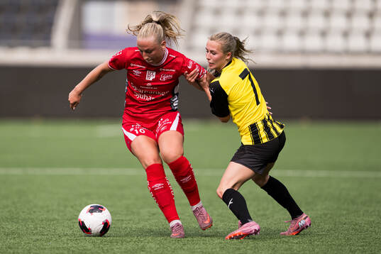 Elfsborgs Stina Jensen och Häckens Nathalie Staaf