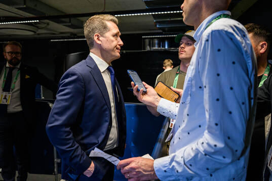 Head coach Sam Hallam of Sweden