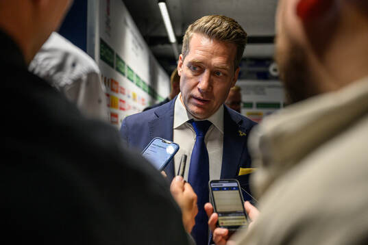 Head coach Sam Hallam of Sweden
