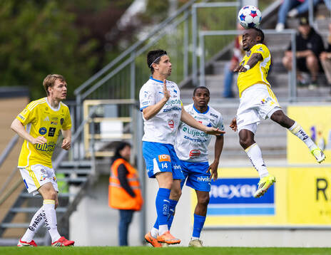IFK Värnamos Marcus Antonsson och Falkenbergs Wanbe Godwin