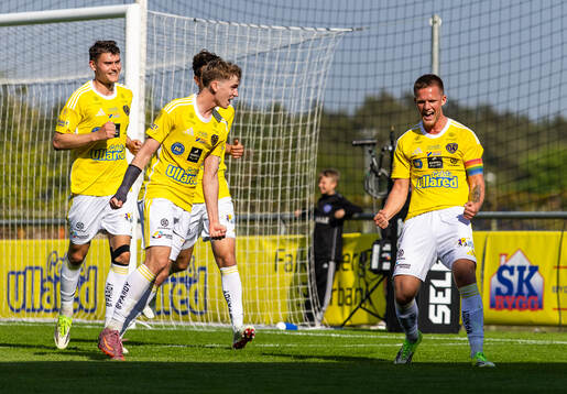 Falkenbergs Tim Stålheden jublar med lagkamrater