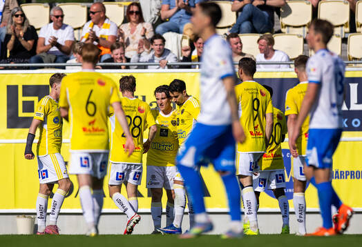 Falkenbergs Oskar Lindberg jublar med lagkamrater