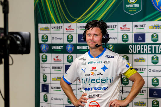 IFK Värnamos Marcus Antonsson blir intervjuad i pausen