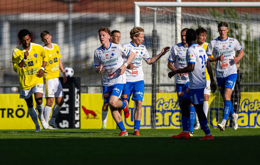 IFK Värnamos Logi Hrafn Robertsson jublar med lagkamrater