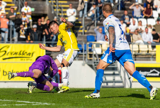 IFK Värnamos målvakt Hugo Keto och Falkenbergs Albin