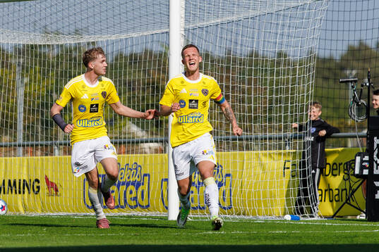 Falkenbergs Hampus Källström och Tim Stålheden jublar