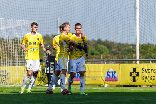 Falkenbergs Tim Stålheden jublar med laget