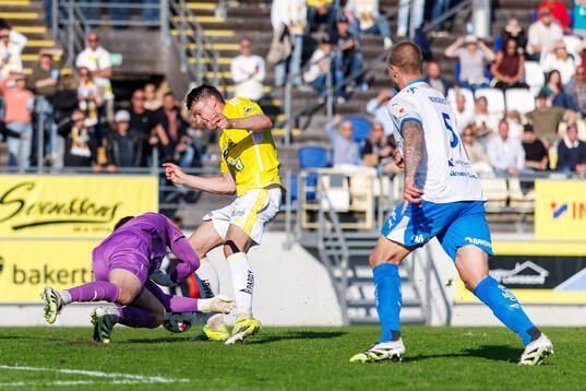 IFK Värnamos målvakt Hugo Keto och Falkenbergs Albin