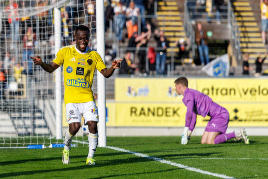 Falkenbergs Wanbe Godwin Aguda jublar