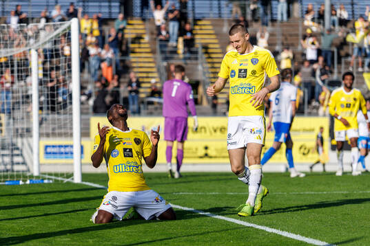 Falkenbergs Wanbe Godwin Aguda jublar