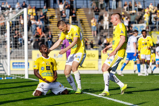 Falkenbergs Wanbe Godwin Aguda jublar med William Videhult