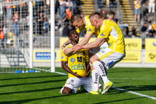 Falkenbergs Wanbe Godwin Aguda jublar med William Videhult