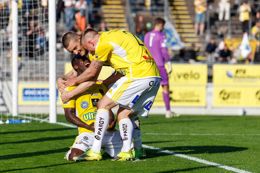 Falkenbergs Wanbe Godwin Aguda jublar med William Videhult