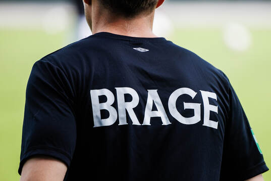 En värmningströja med klubbnamnet Brage på ryggen