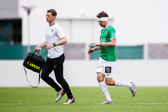 Brages Pontus Jonsson med ett bandage över huvudet