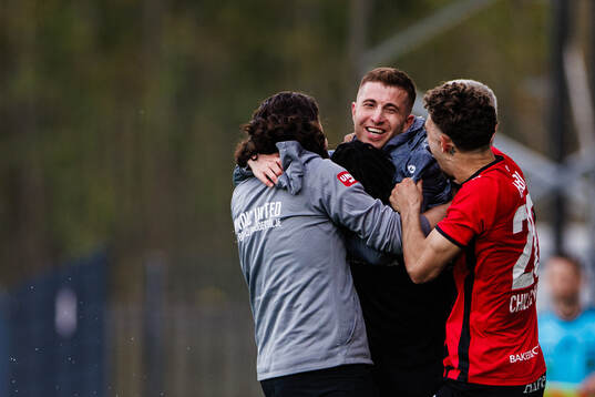 Nordic Uniteds tränare Steven Younan jublar