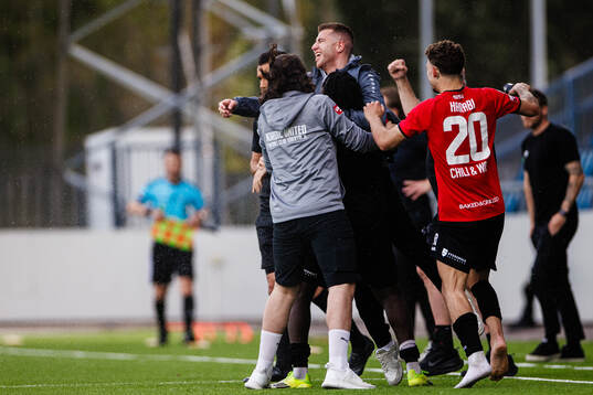 Nordic Uniteds tränare Steven Younan jublar