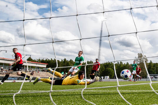 Nordic Uniteds Adi Fisic gör 1-0 bakom Brages målvakt