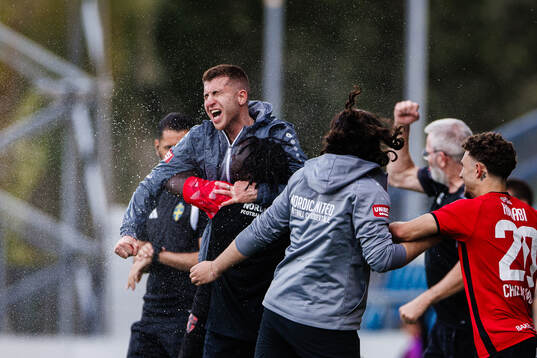 Nordic Uniteds tränare Steven Younan jublar